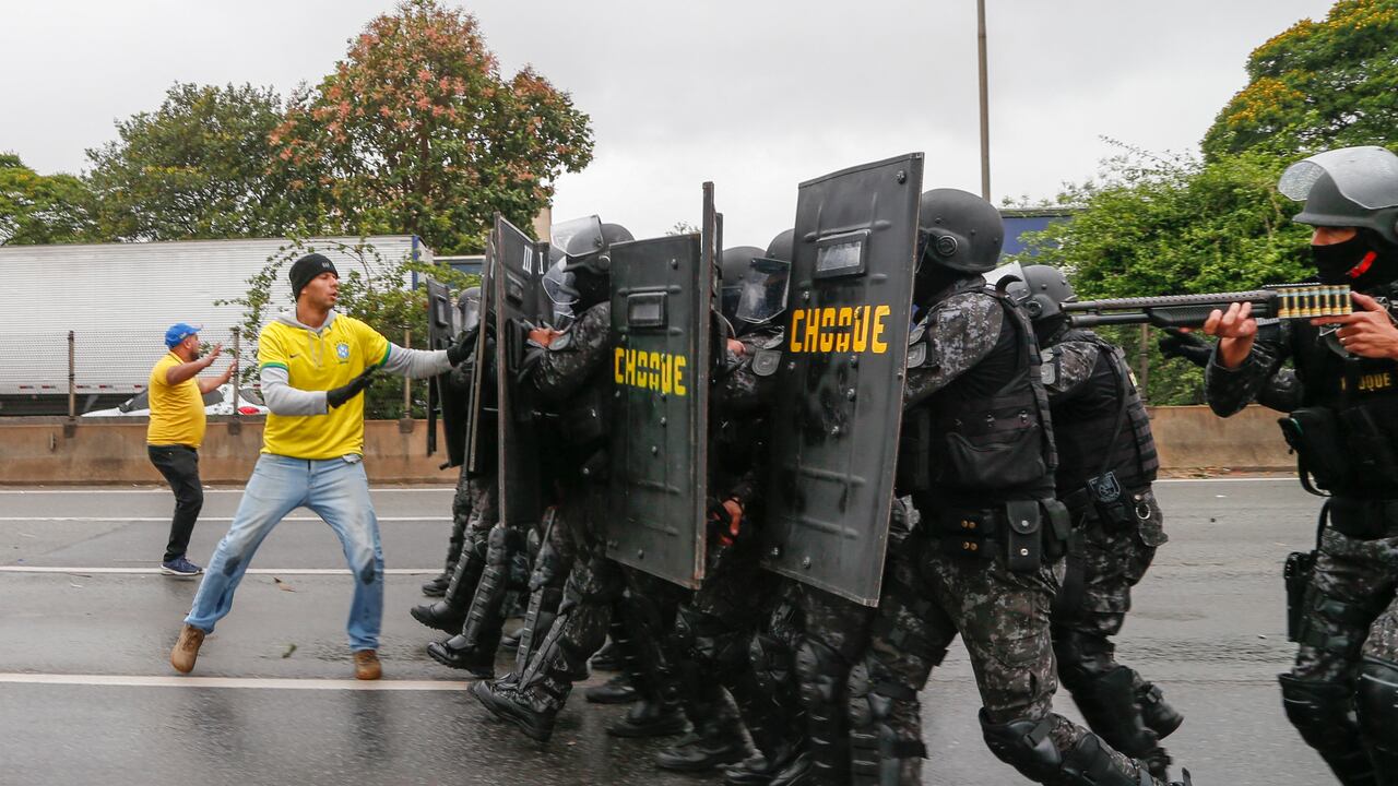 Según reportan medios locales, los vehículos de la Policía Federal de Carreteras fueron atacados por manifestantes que mantienen un bloqueo en una de las principales vías de Brasil, la BR-163. (Foto de Miguel Schincariol / AFP)