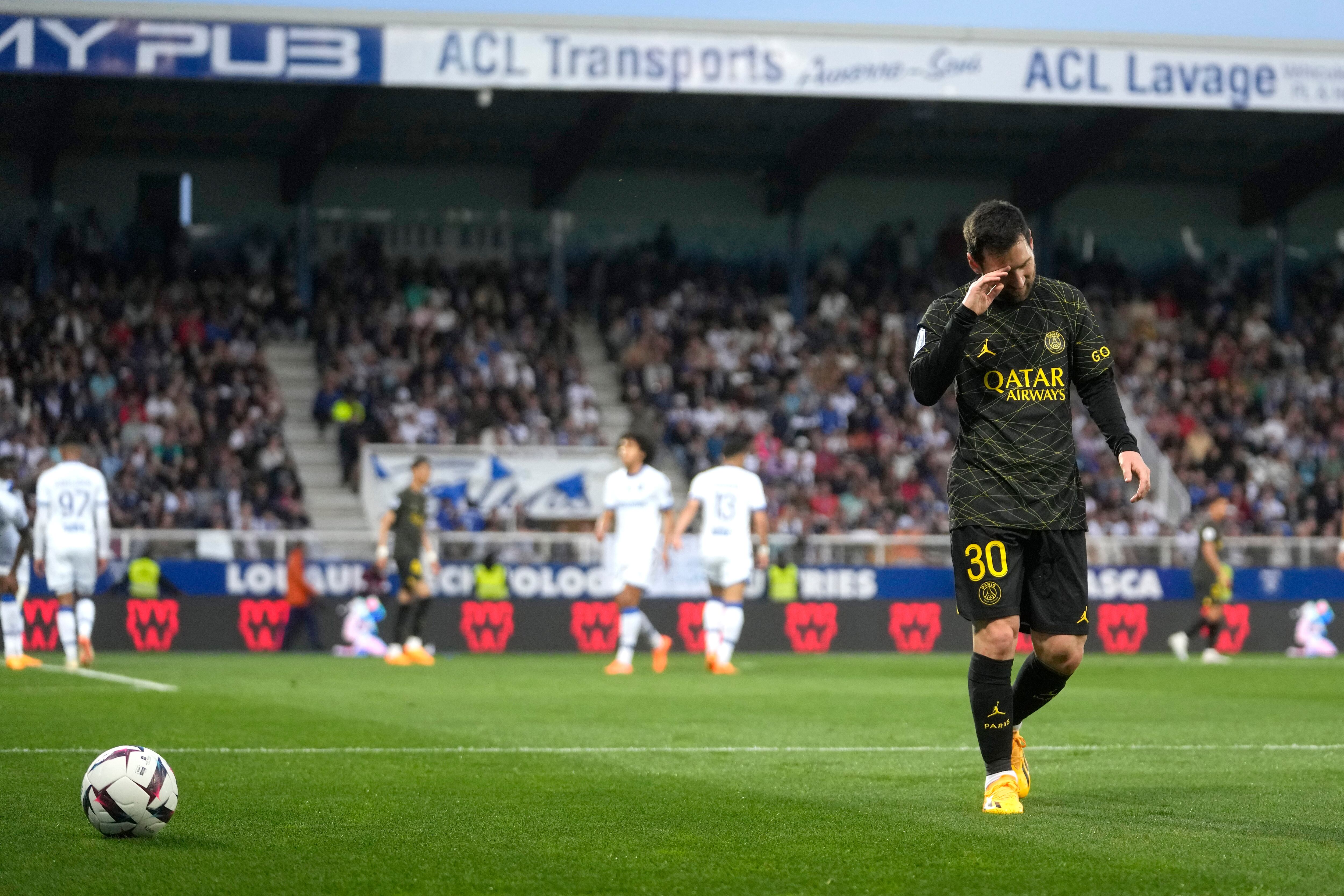 Lionel Messi del Paris Saint-Germain durante el partido contra Auxerre en la liga francesa, el domingo 21 de mayo de 2023, en Auxerre. (AP Foto/Thibault Camus)