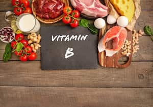 La vitamina B2 participa en los procesos de respiración celular, desintoxicación hepática, desarrollo del embrión y mantenimiento de la envoltura de los nervios.