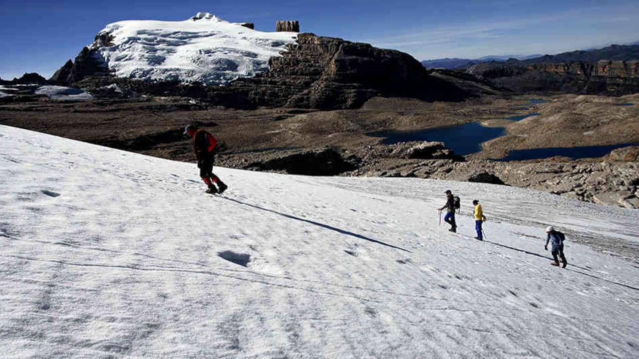 Este parque tiene la masa glaciar más extensa de Colombia, con más de 25 picos cubiertos de nieve. Sin embargo, ahora el acceso a la nieve está prohibido, regla a la que hicieron caso omiso dos turistas y un acompañante local el pasado domingo de ramos. Foto: Pablo Molano