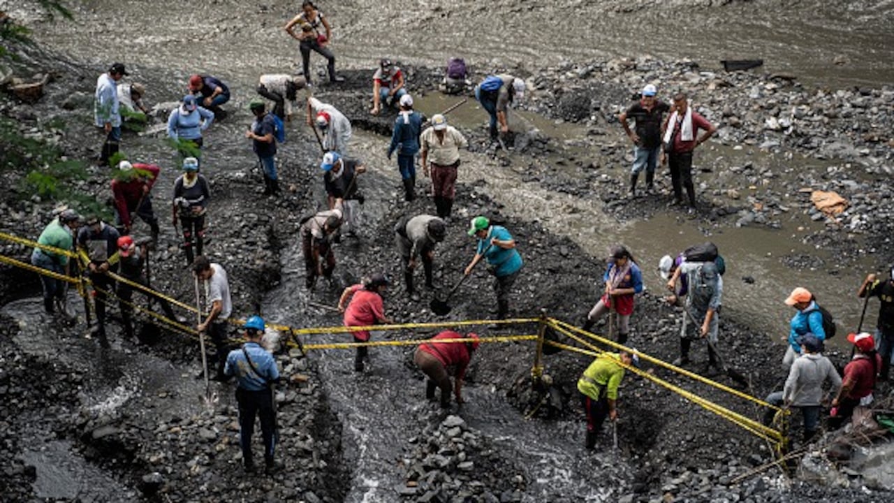 La complicada situción de los guaqueros que viven de las osbras de las multinacionales.