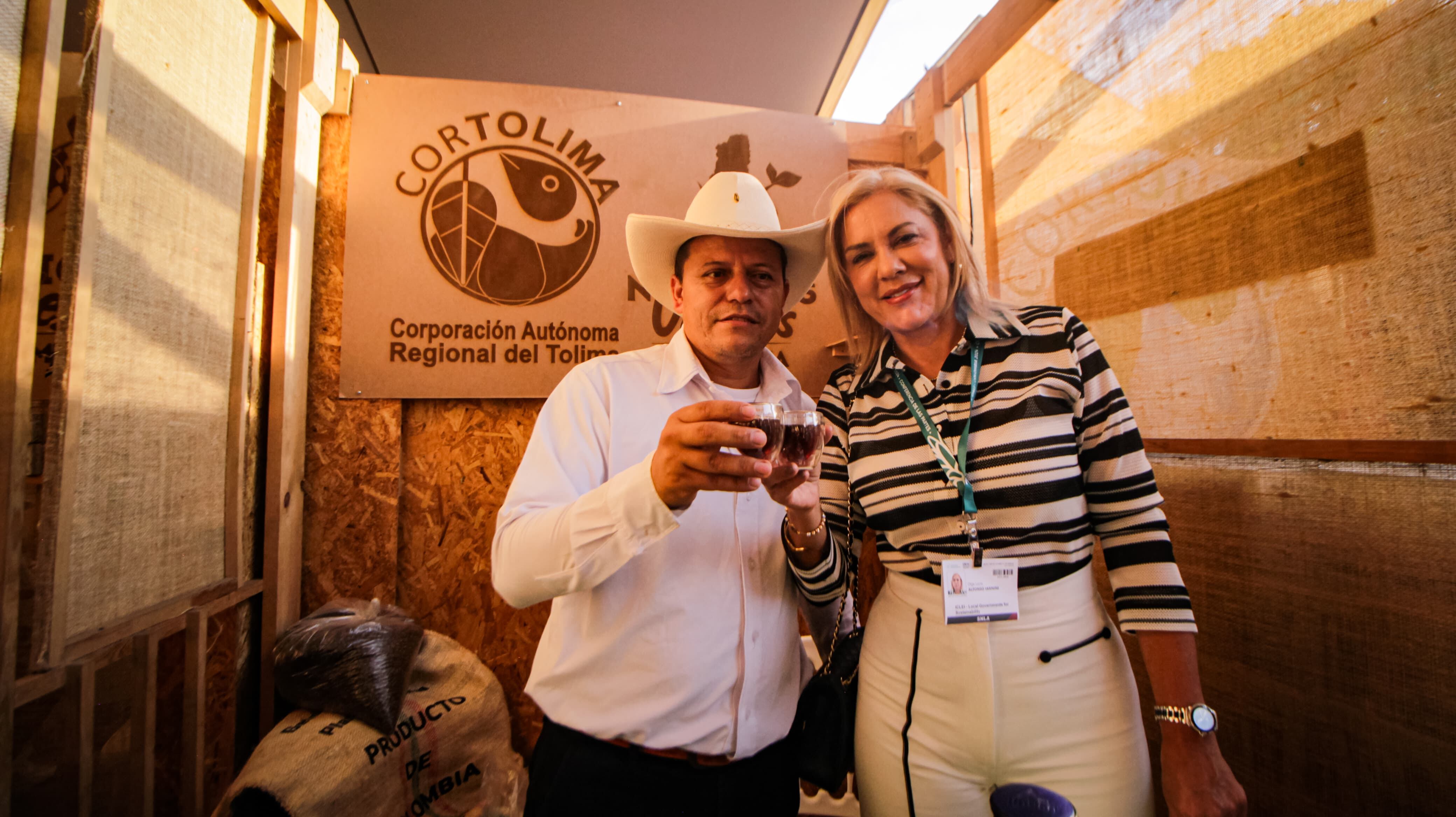 Olga Lucía Alfonso, directora de Cortolima, con uno de los muchos beneficiados del programa de Negocios Verdes.