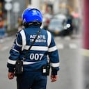 El más reciente video muestra a un hombre con un cuchillo amenazando a un agente.