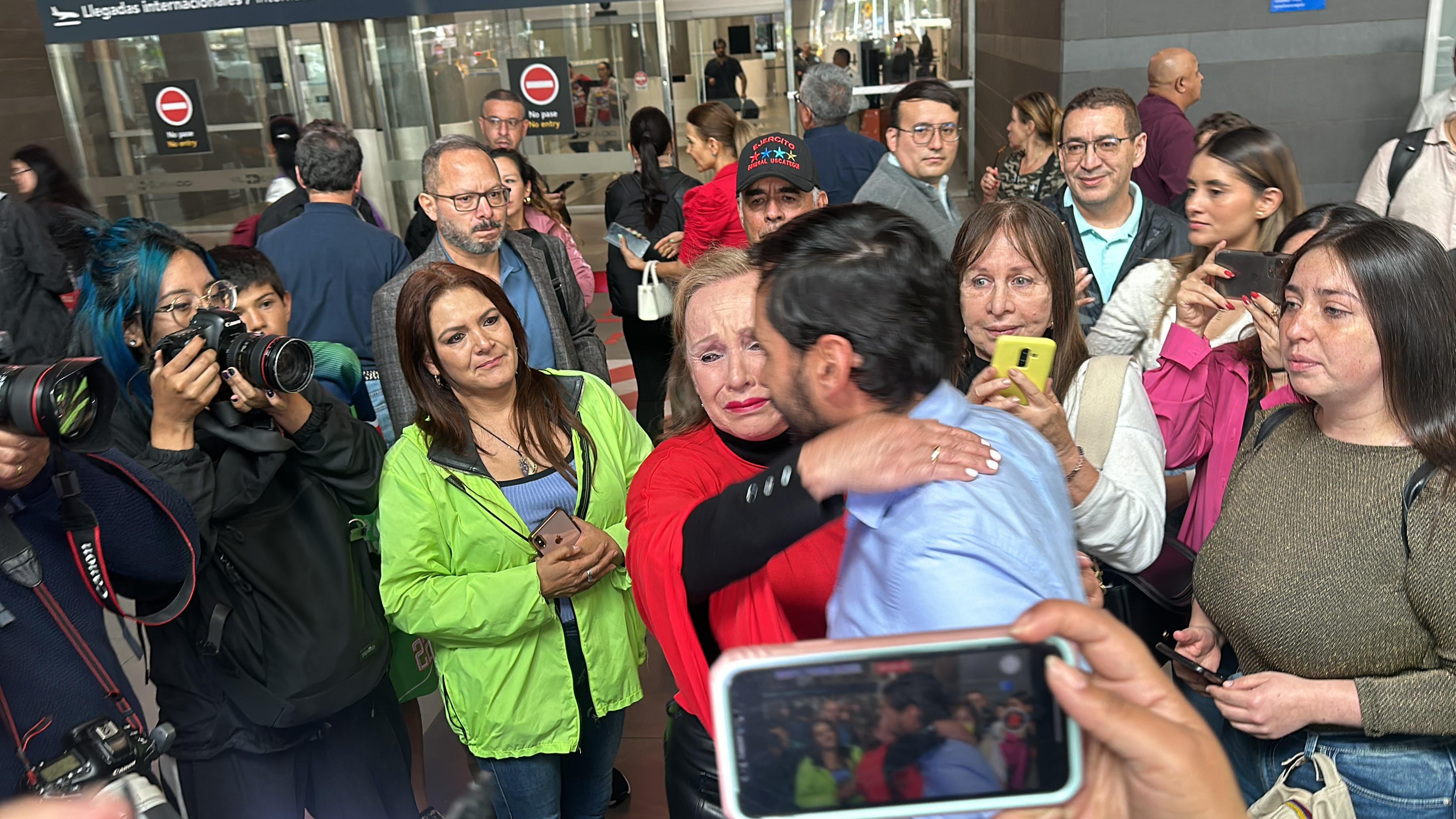 Los familiares de Uscátegui lo recibieron angustiados en el aeropuerto, después de no poderse comunicar con el desde hace casi un día.