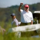El expresidente Donald Trump gesticula mientras juega golf en el Trump National Golf Club en Sterling, Virginia, el martes 13 de septiembre de 2022.
