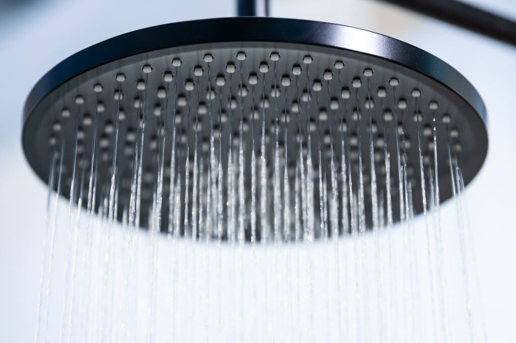 11 de abril de 2022, Baden-Wuerttemberg, Schiltach: Una ducha fija marca hansgrohe, modelo Raindance. Foto: Silas Stein/dpa (Foto de Silas Stein/Picture Alliance vía Getty Images)