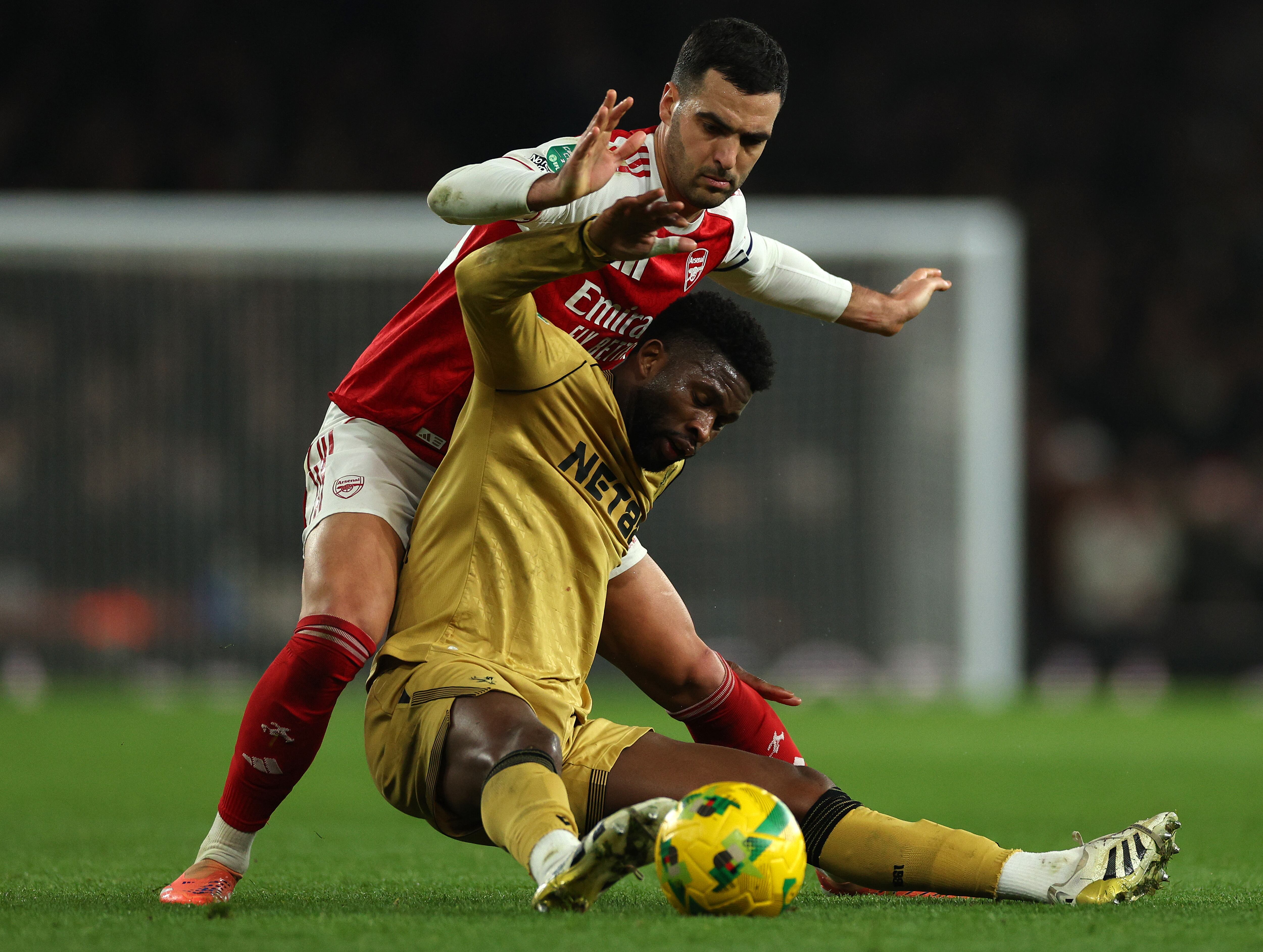 El centrocampista español del Arsenal, Mikel Merino (izq.), comete una falta sobre el centrocampista colombiano del Crystal Palace, Jefferson Lerma, durante el partido de cuartos de final de la Copa de la Liga inglesa entre el Arsenal y el Crystal Palace en el Emirates Stadium, en Londres, el 23 de diciembre de 2025. (Foto de Adrian Dennis / AFP)