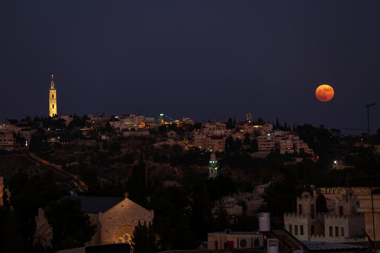 Jerusalén observa la elevación de la luna de esturión.