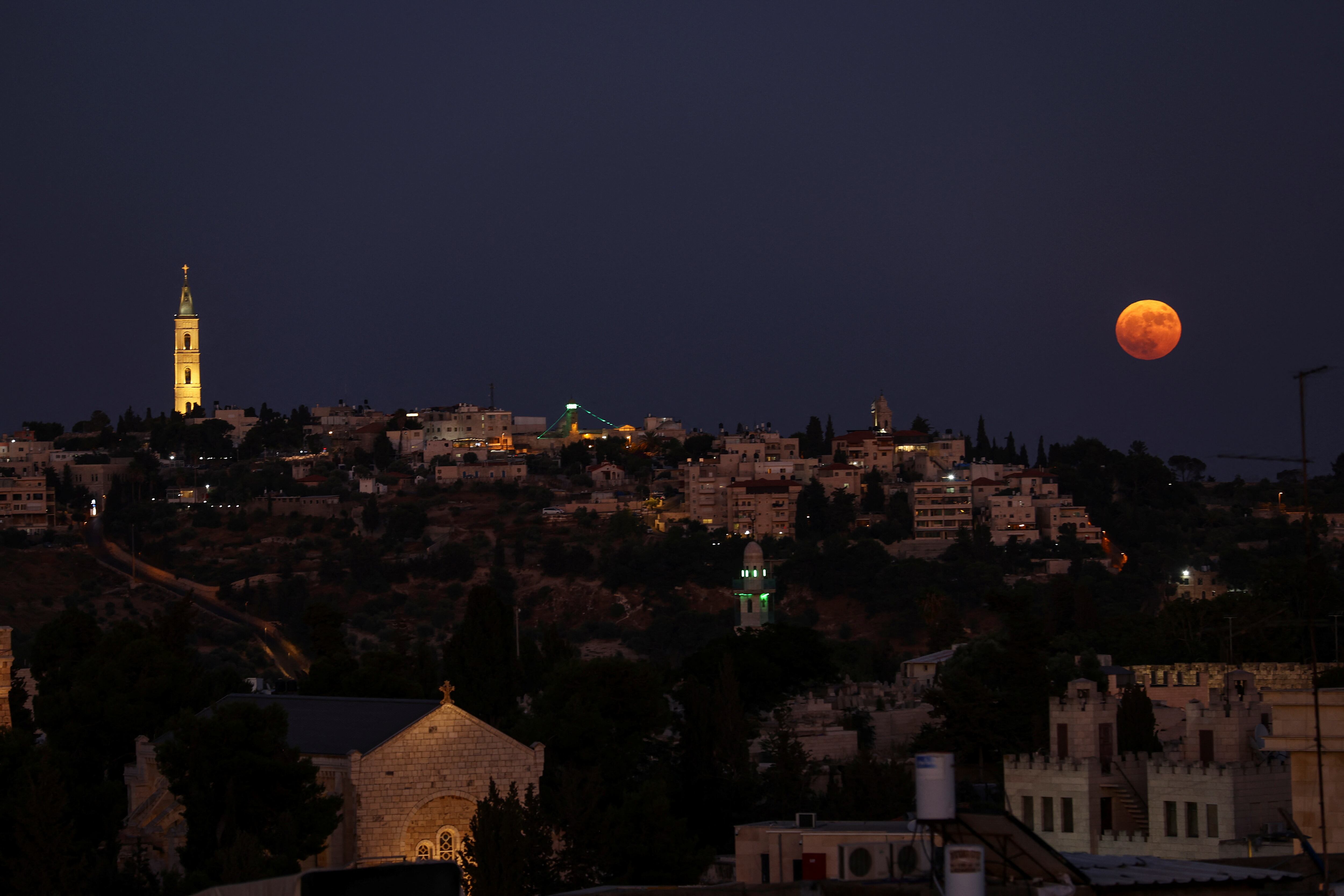 Jerusalén observa la elevación de la luna de esturión.