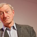 El autor británico Julian Barnes se sienta en el escenario durante un evento en el marco del festival literario lit.Cologne. Foto: Thomas Banneyer/dpa. Foto de Thomas Banneyer/picture alliance vía Getty Images)