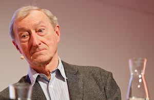 El autor británico Julian Barnes se sienta en el escenario durante un evento en el marco del festival literario lit.Cologne. Foto: Thomas Banneyer/dpa. Foto de Thomas Banneyer/picture alliance vía Getty Images)