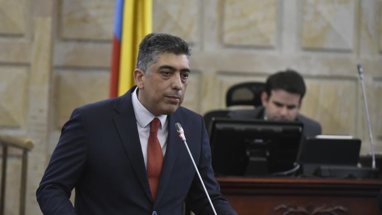 Julio César Cárdenas, candidato a la Contraloría General durante la audiencia pública en el Congreso.