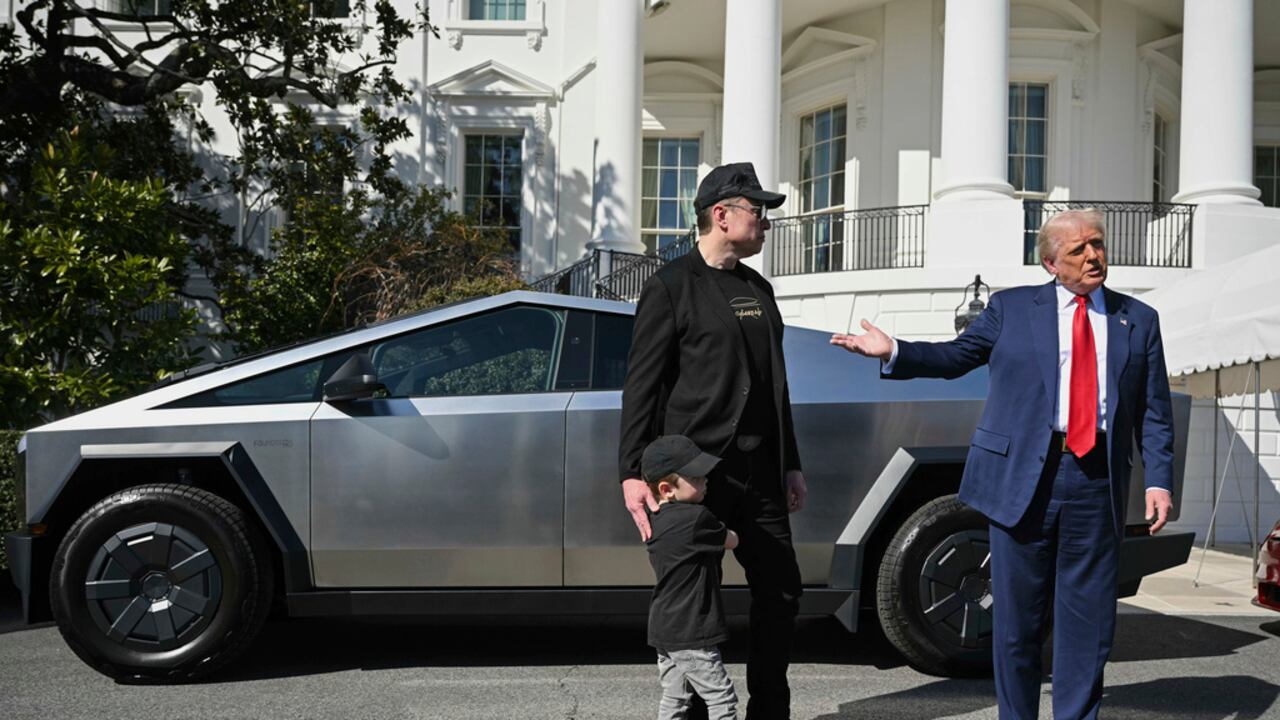 El presidente Donald Trump y el director ejecutivo de Tesla, Elon Musk, junto con su hijo X Æ A-Xii, hablan con los periodistas junto a un vehículo Tesla en el jardín sur de la Casa Blanca el martes 11 de marzo de 2025, en Washington. (Pool vía AP)