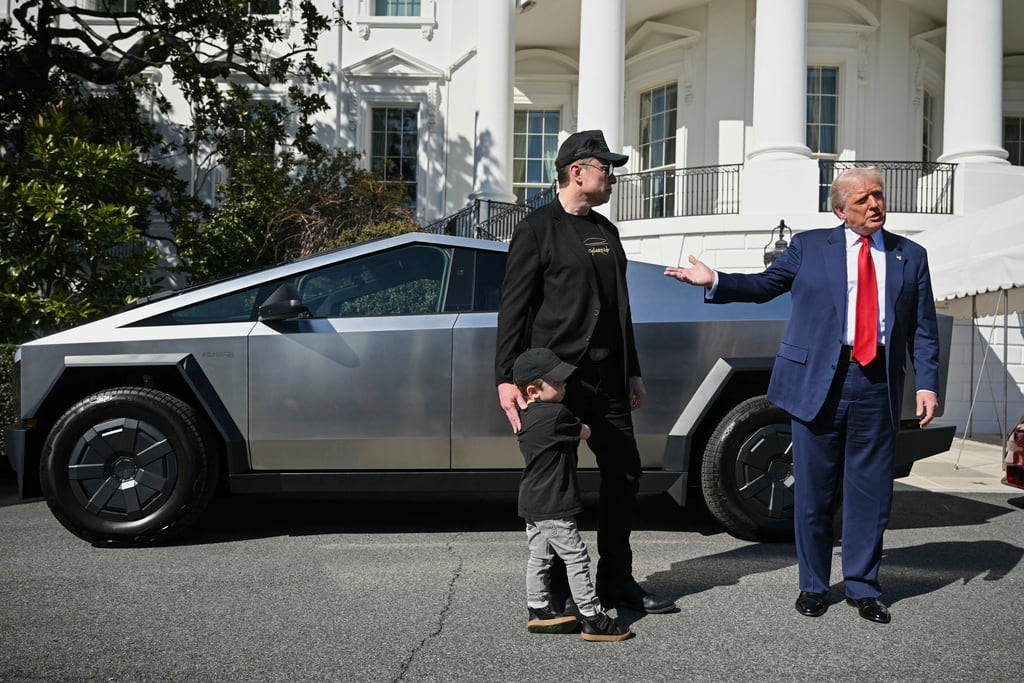 El presidente Donald Trump y el director ejecutivo de Tesla, Elon Musk, junto con su hijo X Æ A-Xii, hablan con los periodistas junto a un vehículo Tesla en el jardín sur de la Casa Blanca el martes 11 de marzo de 2025, en Washington. (Pool vía AP)