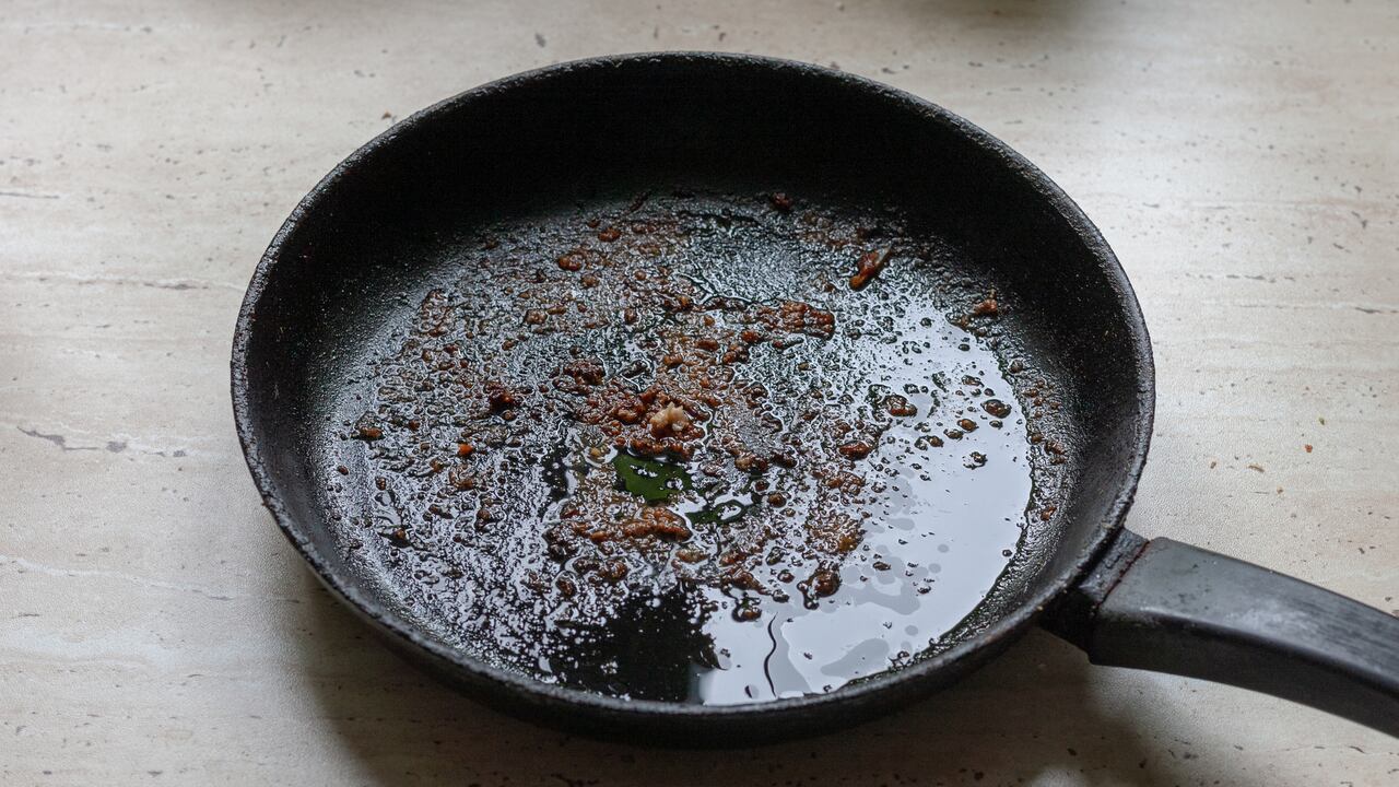 El aceite quemado genera olores molestos tantos en ollas y sartenes, como en estufas.