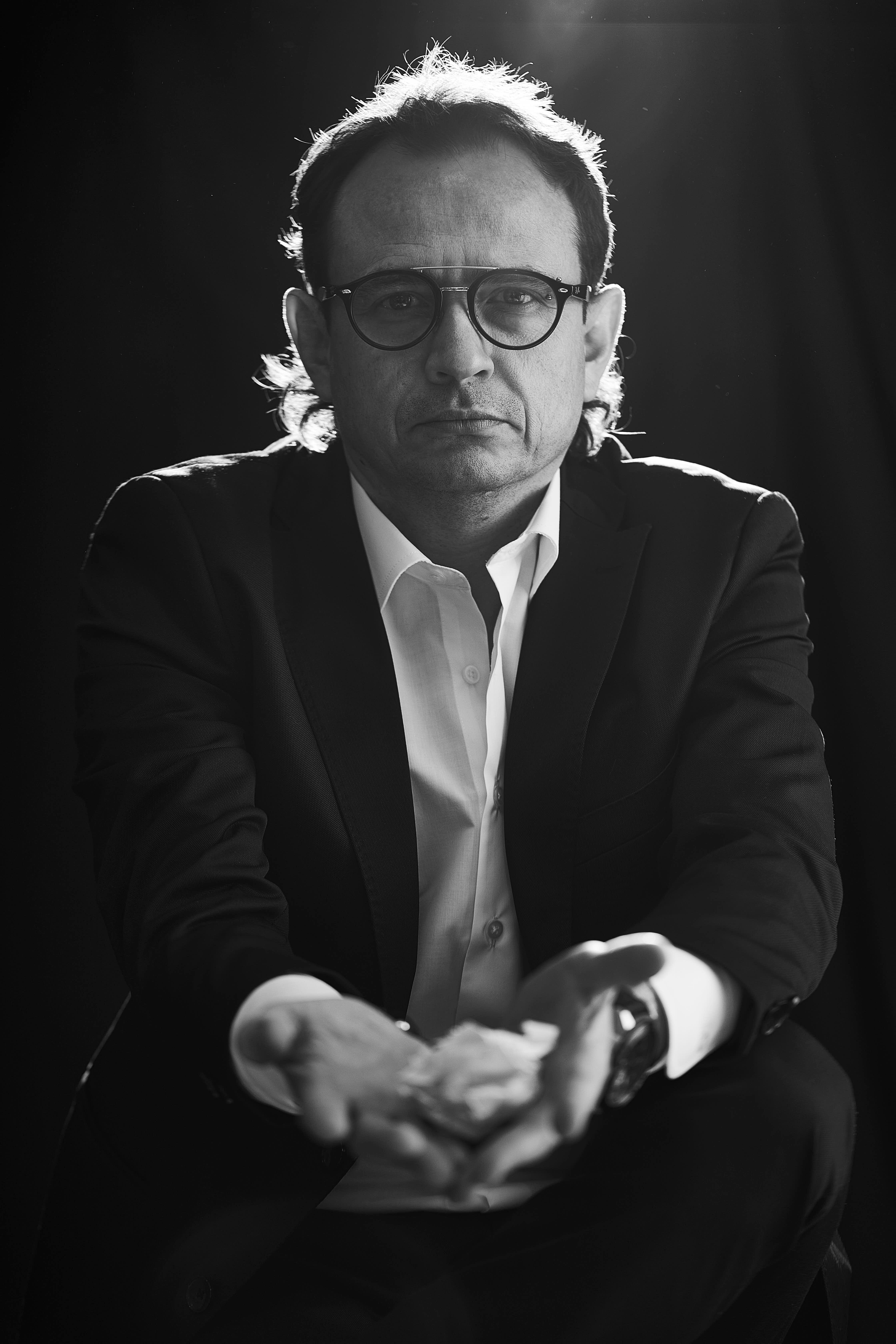 Alexander Cossio (Medellín, 1974), profesional del Arte en Literatura, es magíster en Creación Literaria por la UPF (Barcelona) y en Estudios Políticos de la UPB.