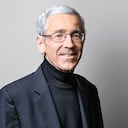 Francisco José de Roux: Sacerdote. Fundador del Programa de Desarrollo y Paz del Magdalena Medio. Fue director del Cinep.