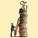 Un hombre mira hacia arriba mientras apoya una escalera roja contra una alta pila de monedas que está coronada con un símbolo de tasa de interés.