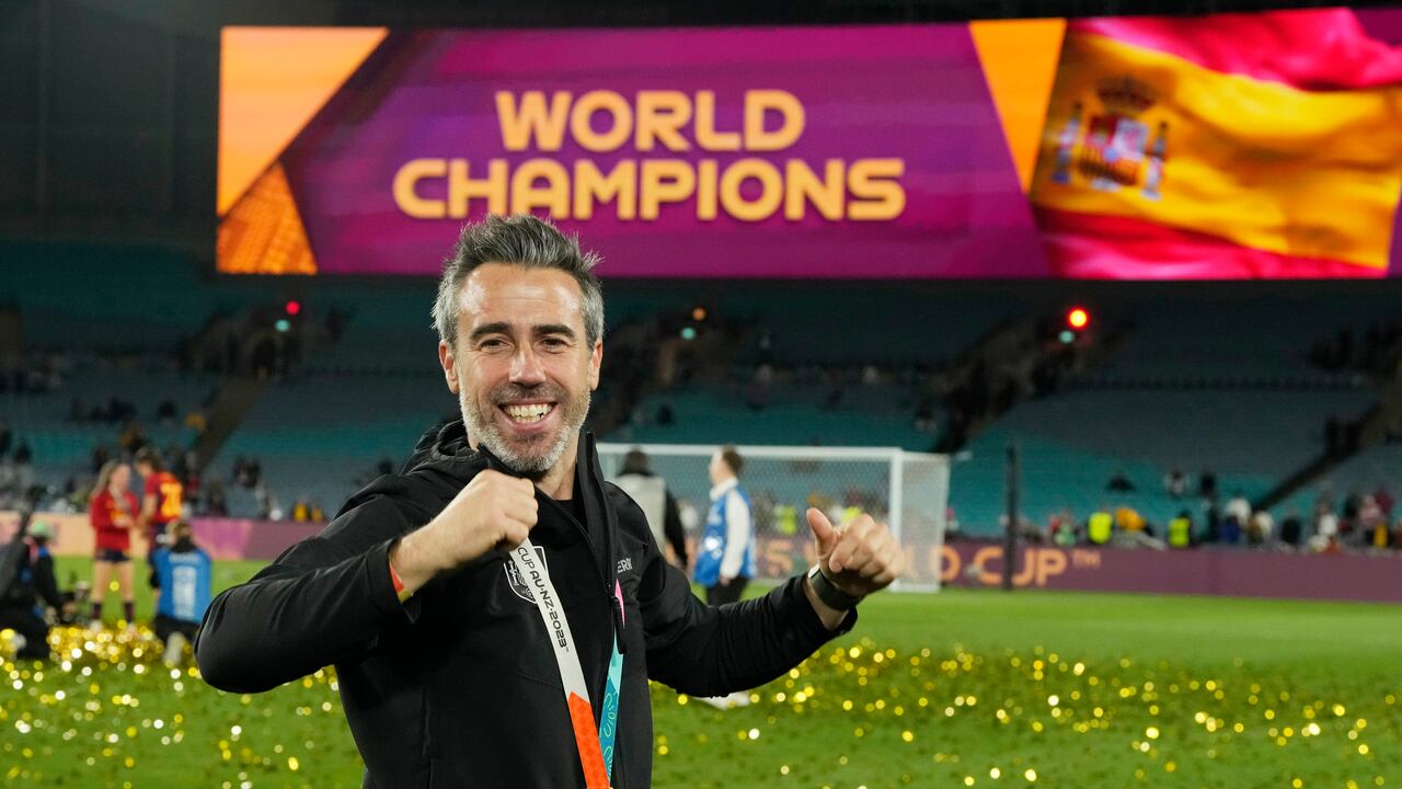 Jorge Vilda, entrenador de la Selección de España, celebrando la obtención de la Copa Mundial Femenina de 2023.