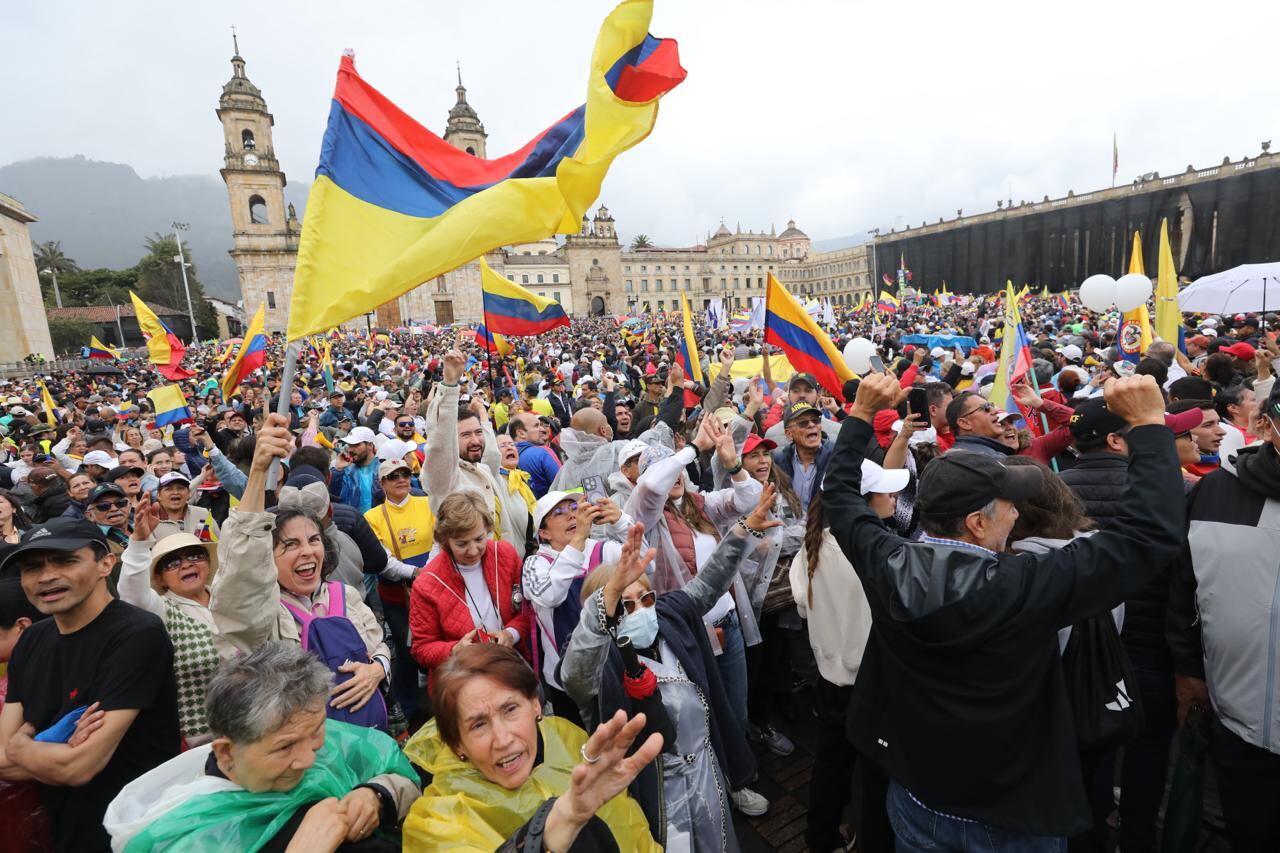 MARCHA 21 DE ABRIL EN CONTRA DEL GOBIERNO DE GUSTAVO PETRO BOGOTÁ en la plaza de Bolívar
