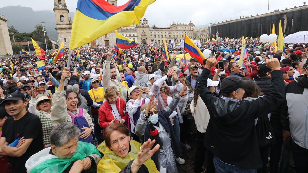 MARCHA 21 DE ABRIL EN CONTRA DEL GOBIERNO DE GUSTAVO PETRO BOGOTÁ en la plaza de Bolívar