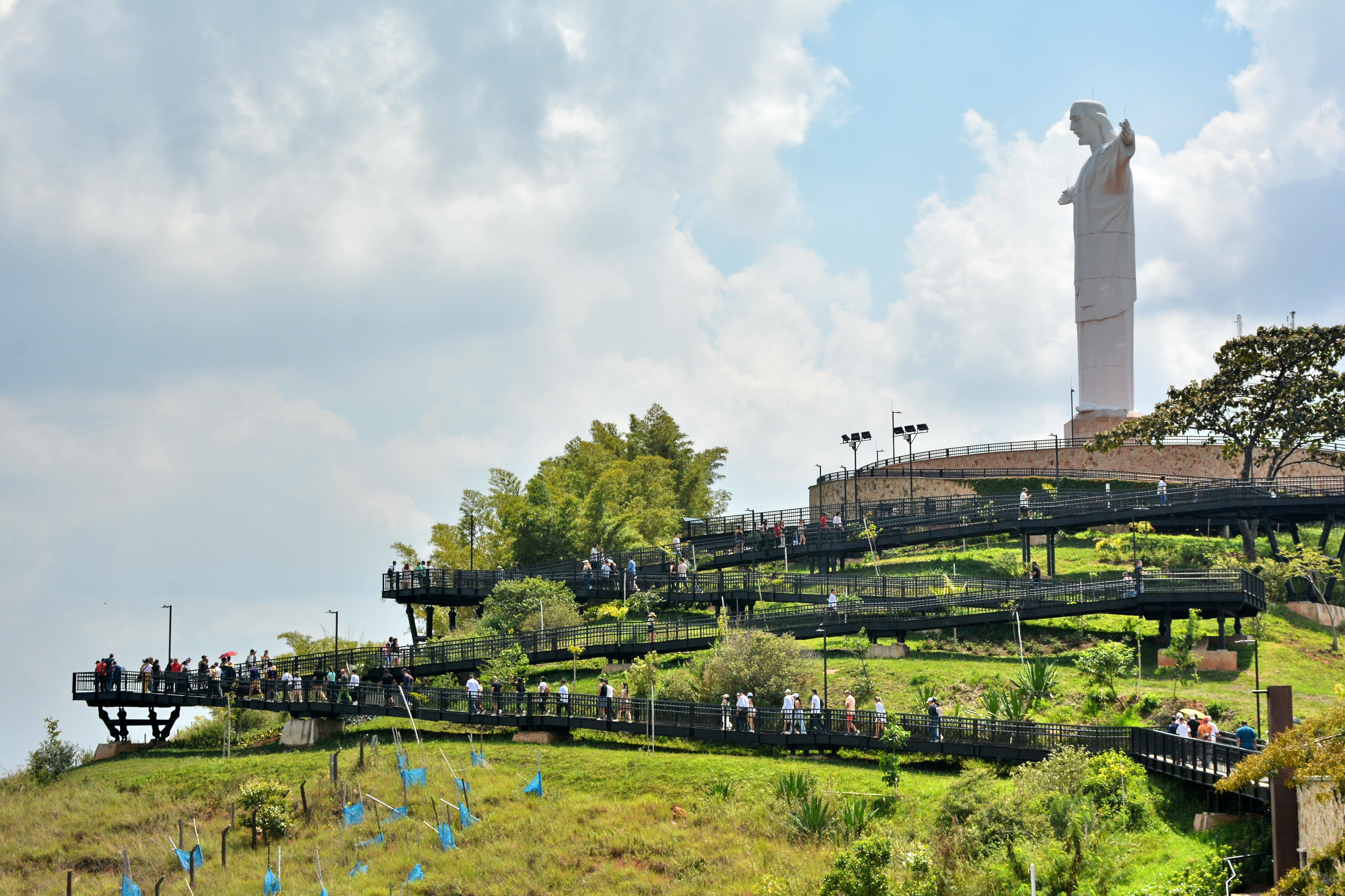 En 2024 más de tres millones de personas visitaron la ciudad. Se espera que la cifra se mantenga, ya hay eventos por venir. A diferencia de otras ciudades, el turismo en Cali se ha convertido en un asunto reciente que ha sido impulsado gracias a eventos internacionales como la COP16 el año pasado, lo cual se traduce en un crecimiento del 8 % frente al 2023. Foto Jorge Orozco / El País.