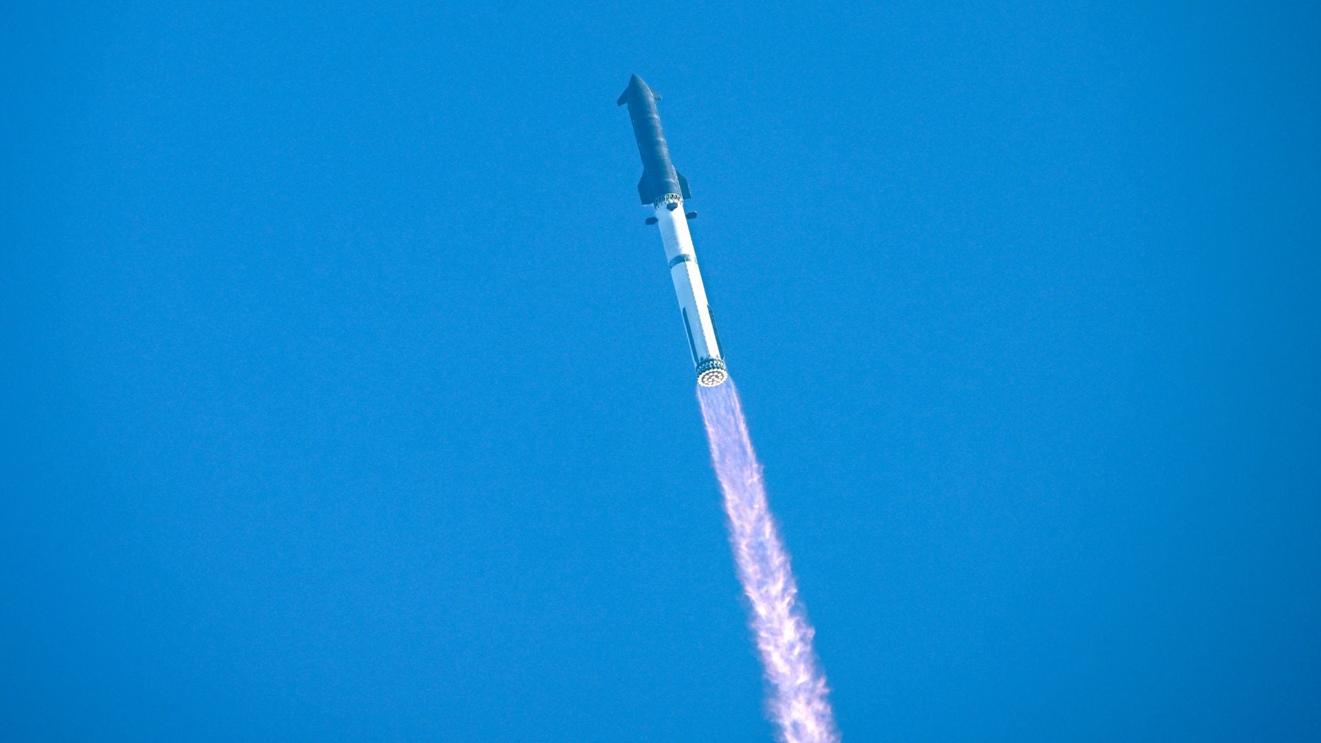 Starship completa su misión de prueba pese a fallos en el propulsor durante el vuelo.