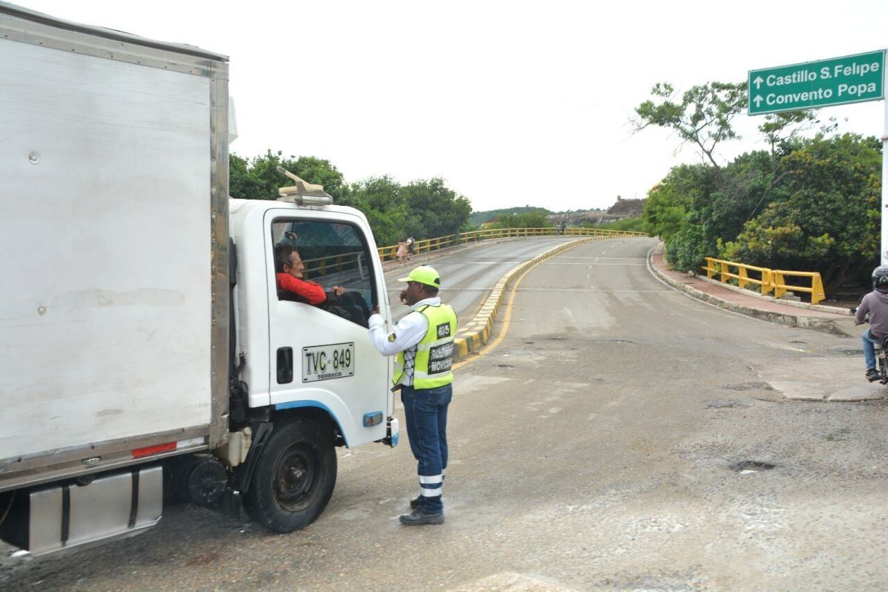 Facilitador de tránsito explicando las nuevas medidas de circulación.
