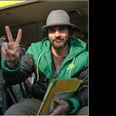 El nuevo look de Juanes. Así apareció el cantante paisa ante los medios colombianos durante una visita al departamento de Antioquia, en donde inauguró el plan de educación 'Maestro a tu lado aprendo' que beneficiará a más de 40.000 niños pobres