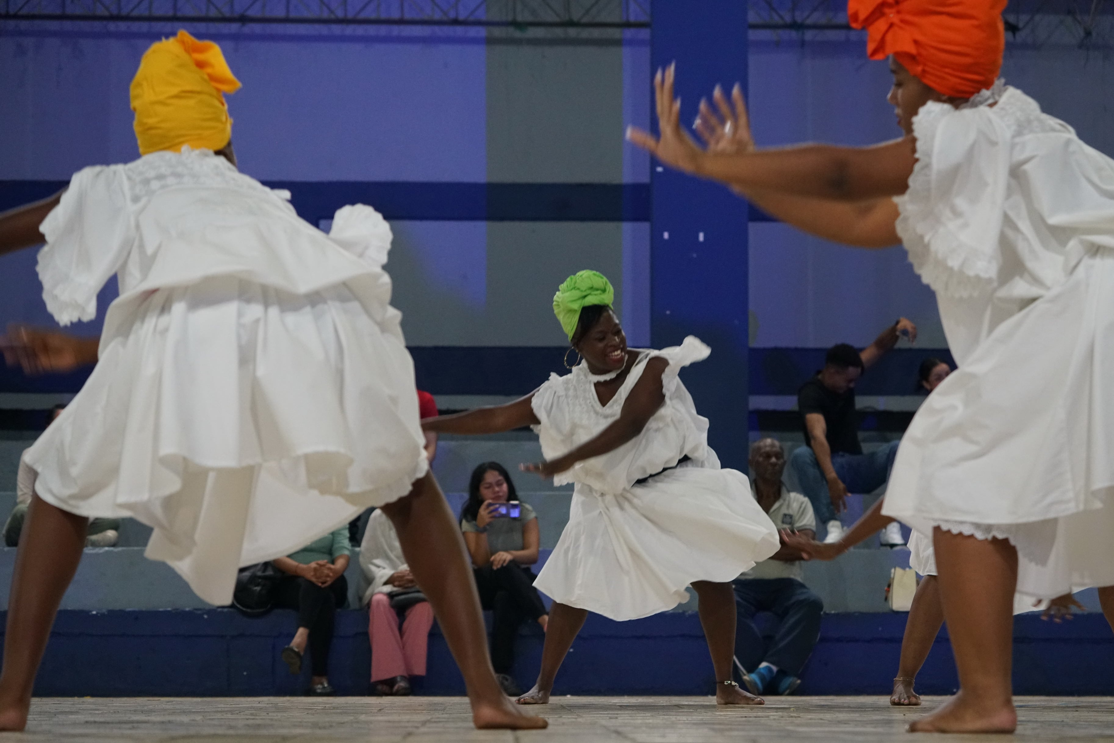 XXX Encuentro Nacional e Internacional de Danzas Folclóricas Mercedes Montaño. Del 1 al 7 de julio, Cali se convertirá en el espejo de la identidad popular del mundo y en el epicentro de la diversidad folclórica de Colombia. Cuatro países, seis departamentos y cientos de artistas locales nos llevarán por un viaje bailado exaltando y reconociendo nuestros ritmos y tradiciones