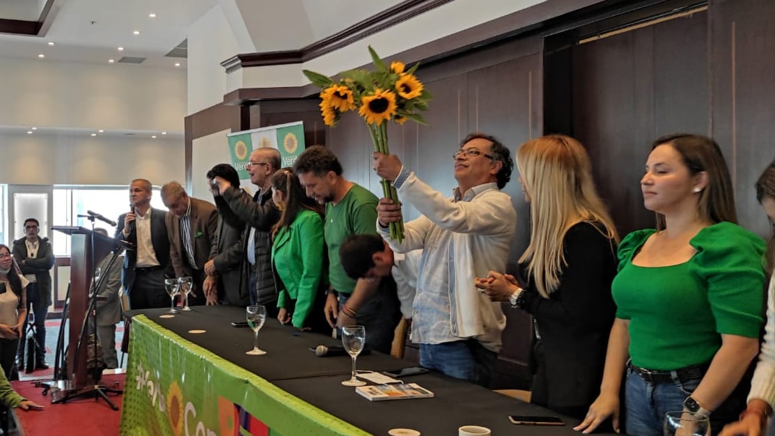 Un sector de la Alianza Verde le entregó girasoles a Gustavo Petro en señal de apoyo.