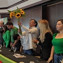 Un sector de la Alianza Verde le entregó girasoles a Gustavo Petro en señal de apoyo.