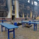 NOTA DEL EDITOR: Contenido gráfico / El cuerpo de un soldado ruso yace afuera de una escuela destruida como resultado de una pelea no lejos del centro de la ciudad ucraniana de Kharkiv, ubicada a unos 50 km de la frontera entre Ucrania y Rusia, el 28 de febrero de 2022. (Foto por Serguéi BOBOK / AFP)