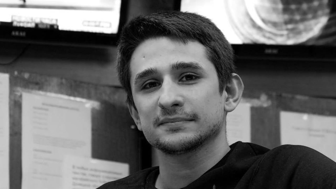 Aunque el influenciador, que tiene más de 700.000 seguidores en Youtube, vive fuera de Rusia, el tribunal Basmani de Moscú ordenó su arresto acusado de difundir información falsa sobre el ejército.