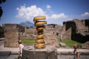 El trofeo del Giro de Italia se exhibe en el área arqueológica de Pompeya, Italia, el lunes 13 de mayo de 2024. (Marco Alpozzi/LaPresse vía AP)