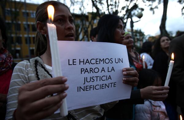 Por su parte, Constanza Manrique, prima del abogado asesinado el pasado 17 de junio, reclamó por qué hace unos días, dos de las personas implicadas en el crimen quedaron en libertad, decisión que se llevó a cabo por vencimiento de términos. 