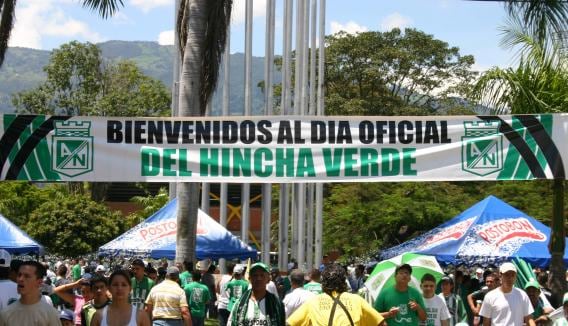 22 de octubre de 2006. A. Nacional 1 - 1 Deportivo Pasto. Primer Día del Hincha Verde, como se llamó las primeras tres ediciones. Fue ante el entonces vigente campeón del apertura, encuentro válido por la fecha 15 de la entonces Copa Mustang. "Más allá del encuentro que era interesante para las aspiraciones del equipo antioqueño, el ingrediente de montar un museo itinerante, las boletas más económicas, entre otras atracciones, volcaron a cerca de 35.000 hinchas en vivir una fiesta en la que, infortunadamente terminó con un empate a un gol": Juancho Serrano - Valve.com