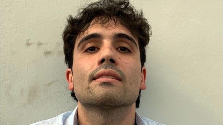 Foto frontal de Ovidio Guzmán en fondo blanco tipo ficha policial.