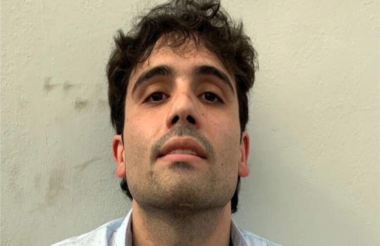 Foto frontal de Ovidio Guzmán en fondo blanco tipo ficha policial.