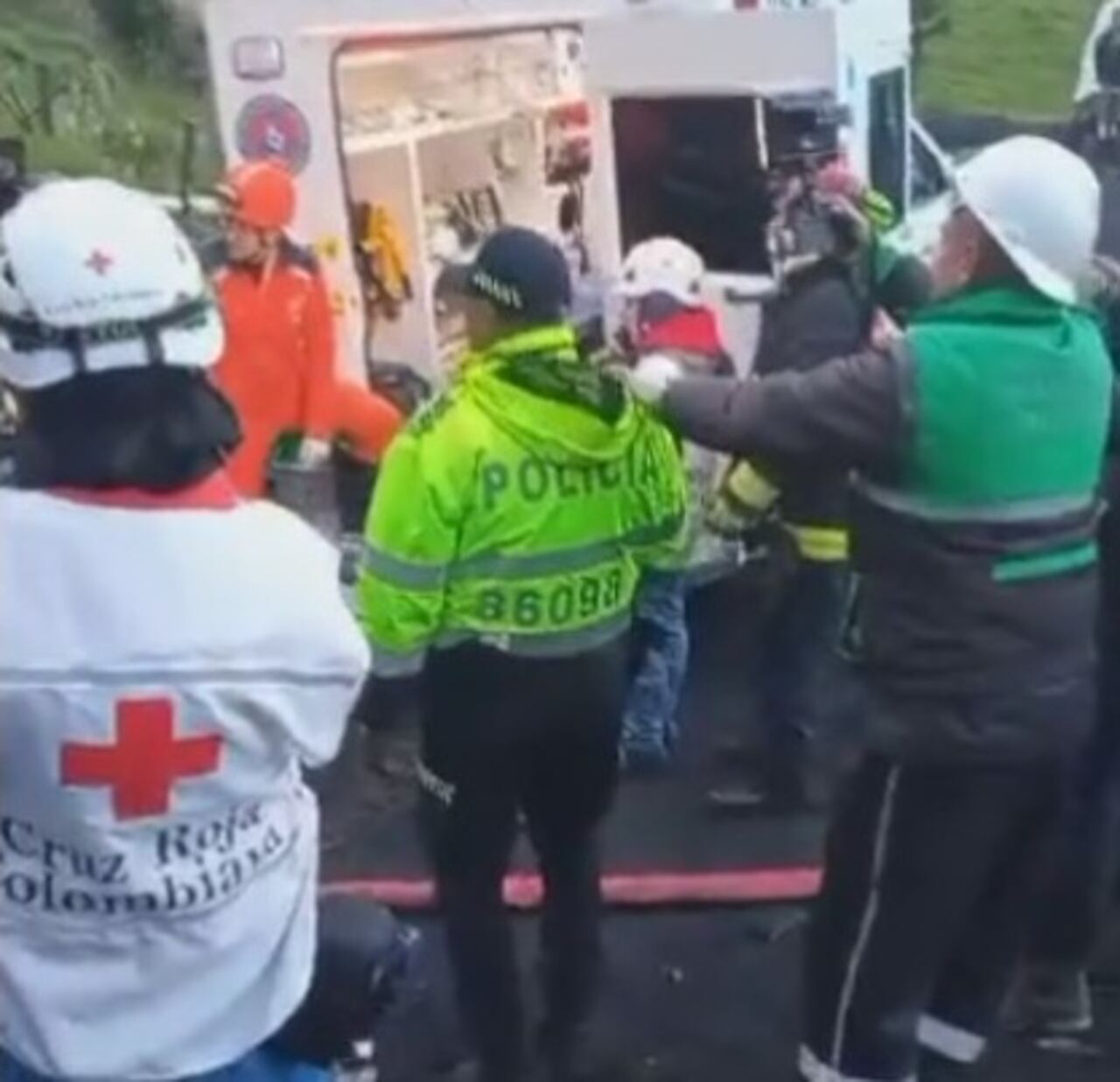 Cruz Roja y ambulancia estaban listas para atender inicialmente a los mineros