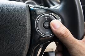 ¿Qué es el control crucero y cómo funciona en un carro?