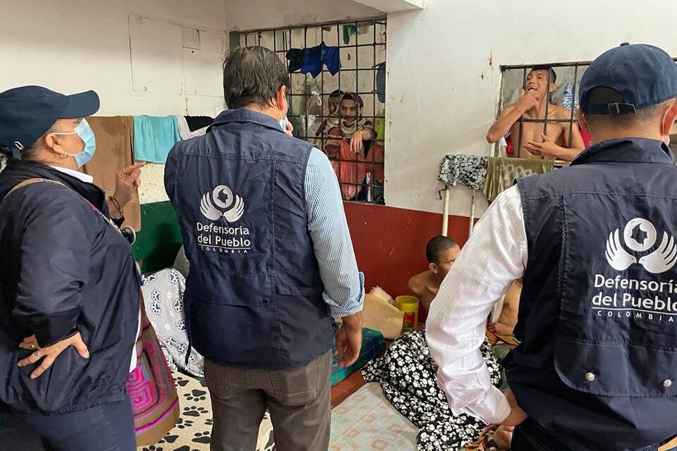 Defensoría logró traslado de 45 presos hacinados en Popayán; algunos permanecían esposados al piso por falta de espacio