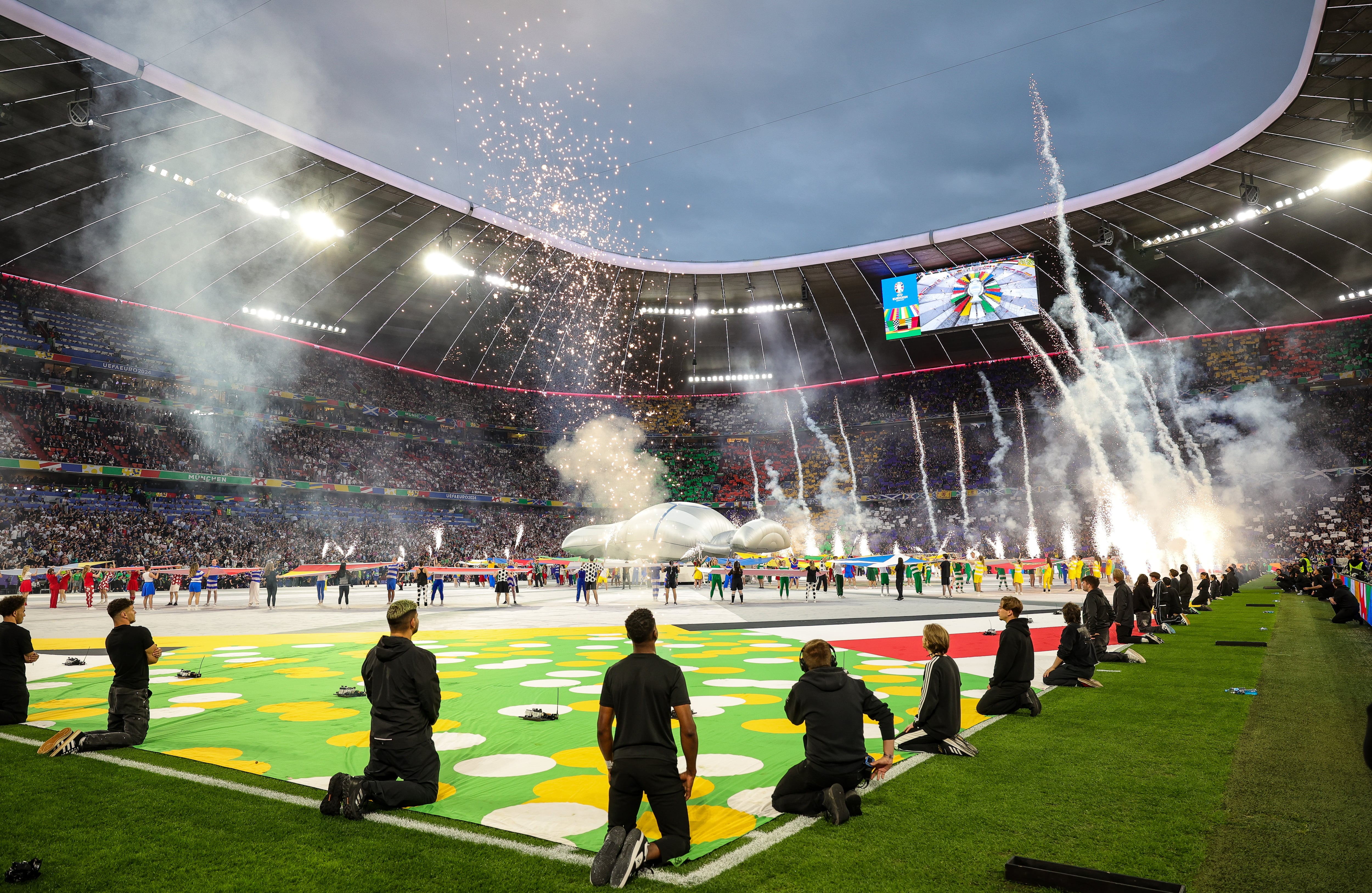 Los asistentes al primer partido de la Eurocopa 2024 disfrutan de los fuegos artificiales previos al partido inaugural.