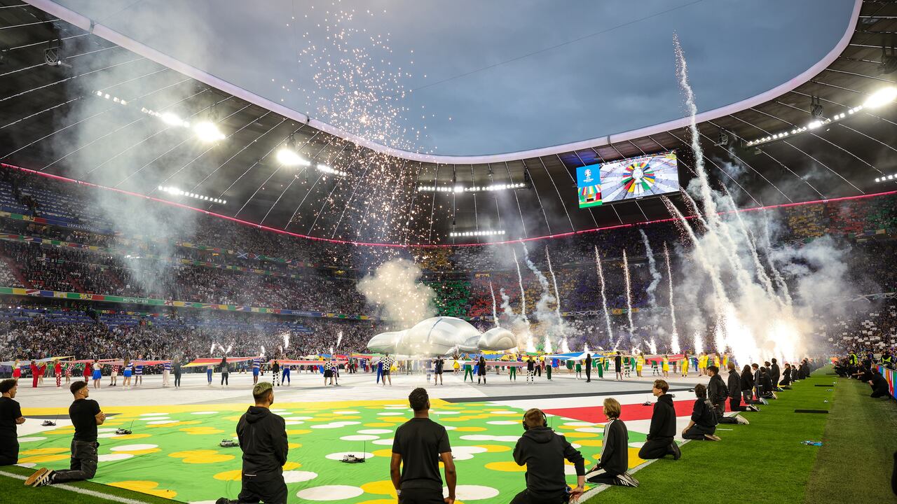 Los asistentes al primer partido de la Eurocopa 2024 disfrutan de los fuegos artificiales previos al partido inaugural.