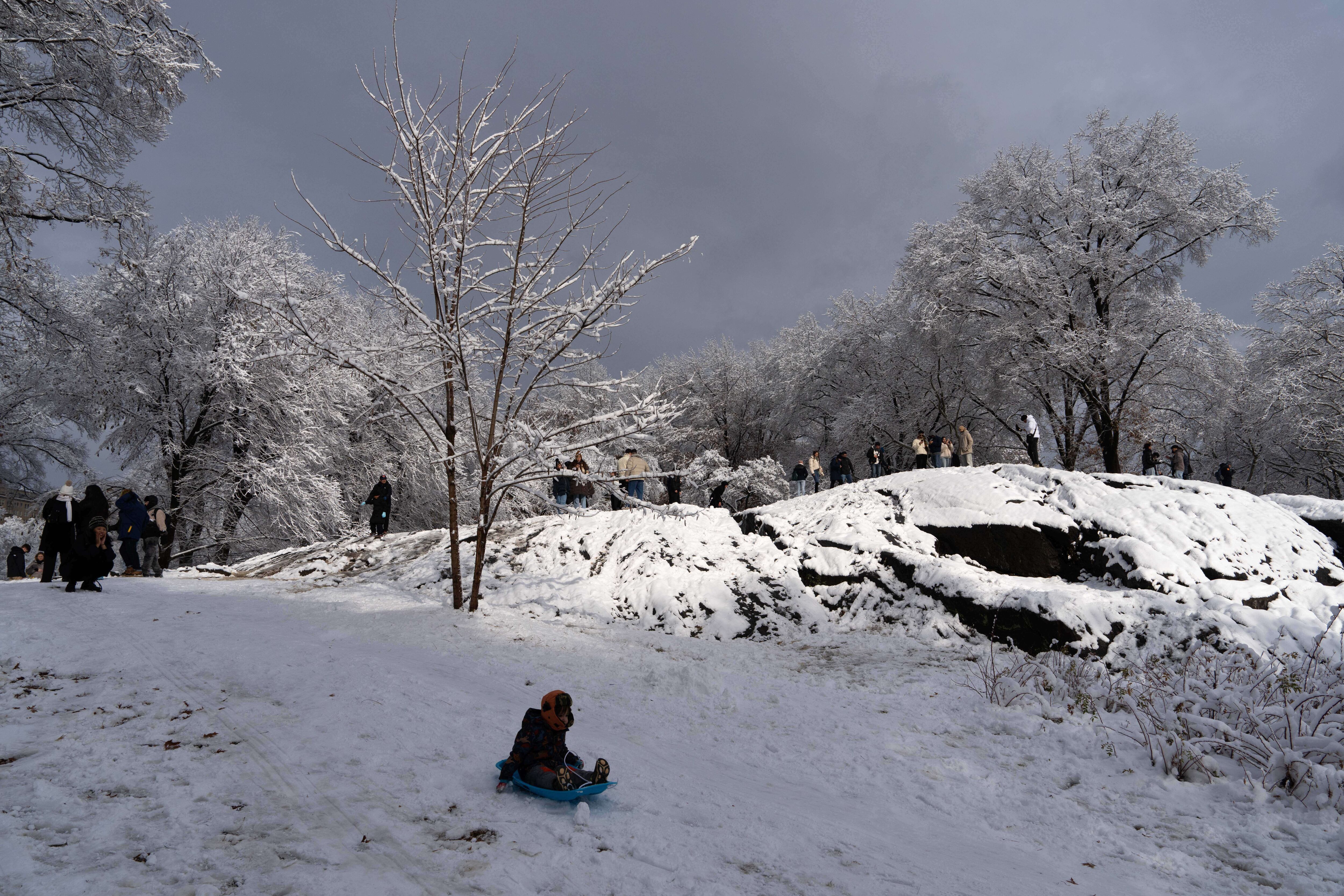 Un niño pasea en trineo en Central Park después de una nevada, el domingo 14 de diciembre de 2025, en Nueva York. (Foto AP/Adam Gray)