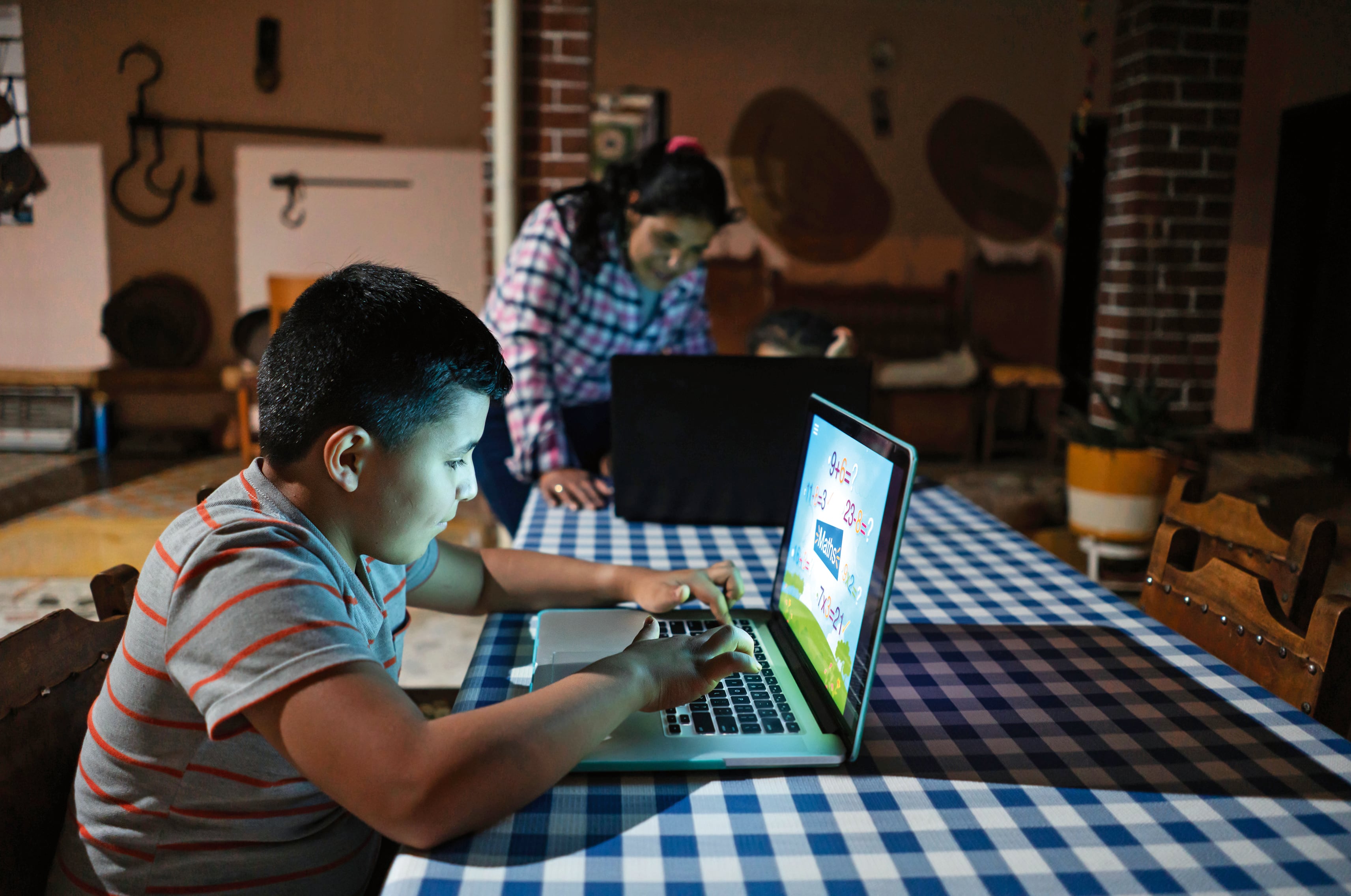 La llegada de internet, energía y herramientas digitales a las zonas rurales está transformando la educación, la comunicación y las oportunidades de desarrollo para miles de familias campesinas en Colombia.