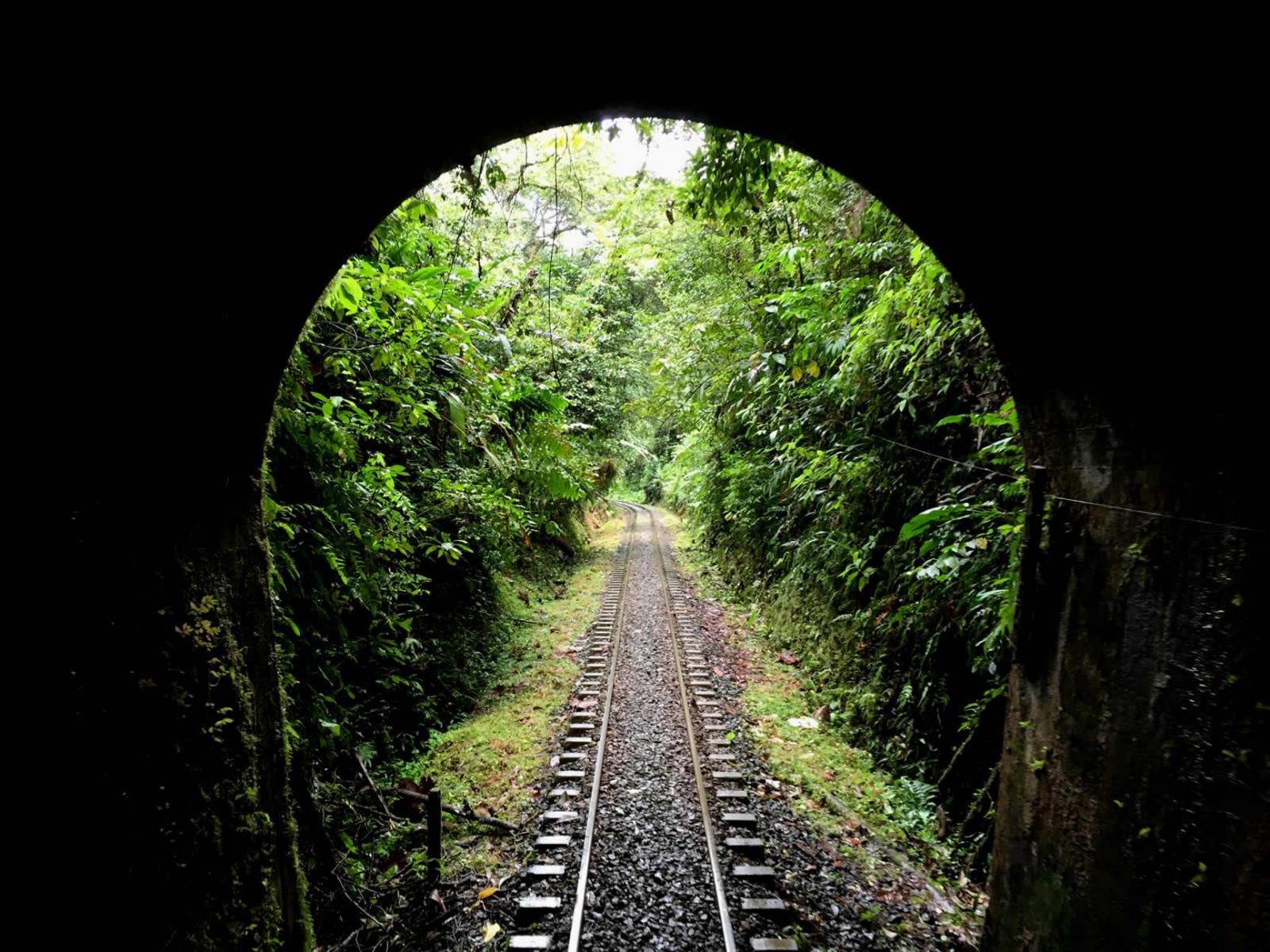 Se estima que en total se dispone en Colombia de 3.463 kilómetros de red férrea