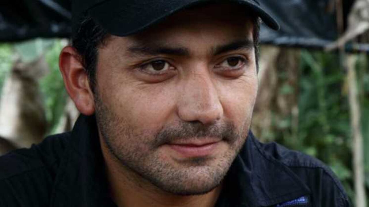 Se llama José Roberto Carrasco Pizarro. Pero su alias en las FARC es "Santiago".