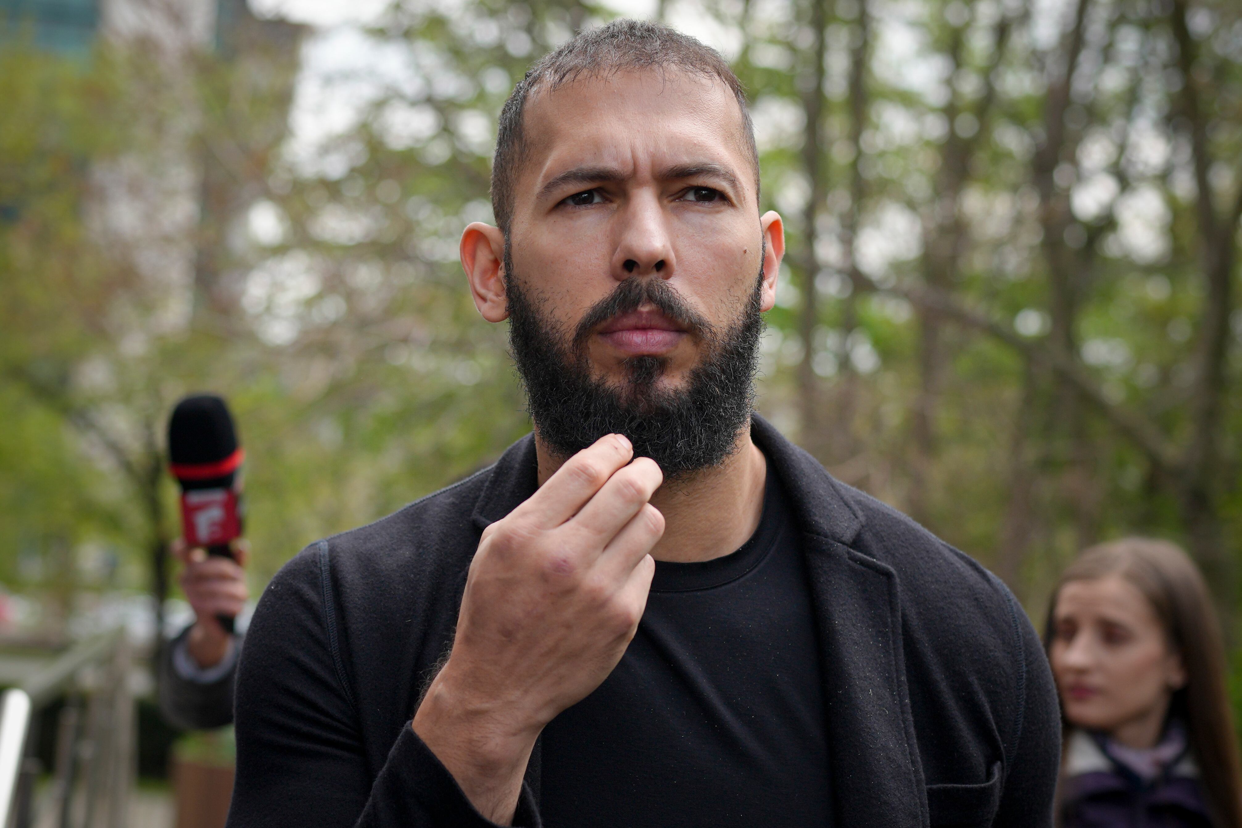 Andrew Tate, influences detenido en Rumania por acusaciones de delitos sexuales.