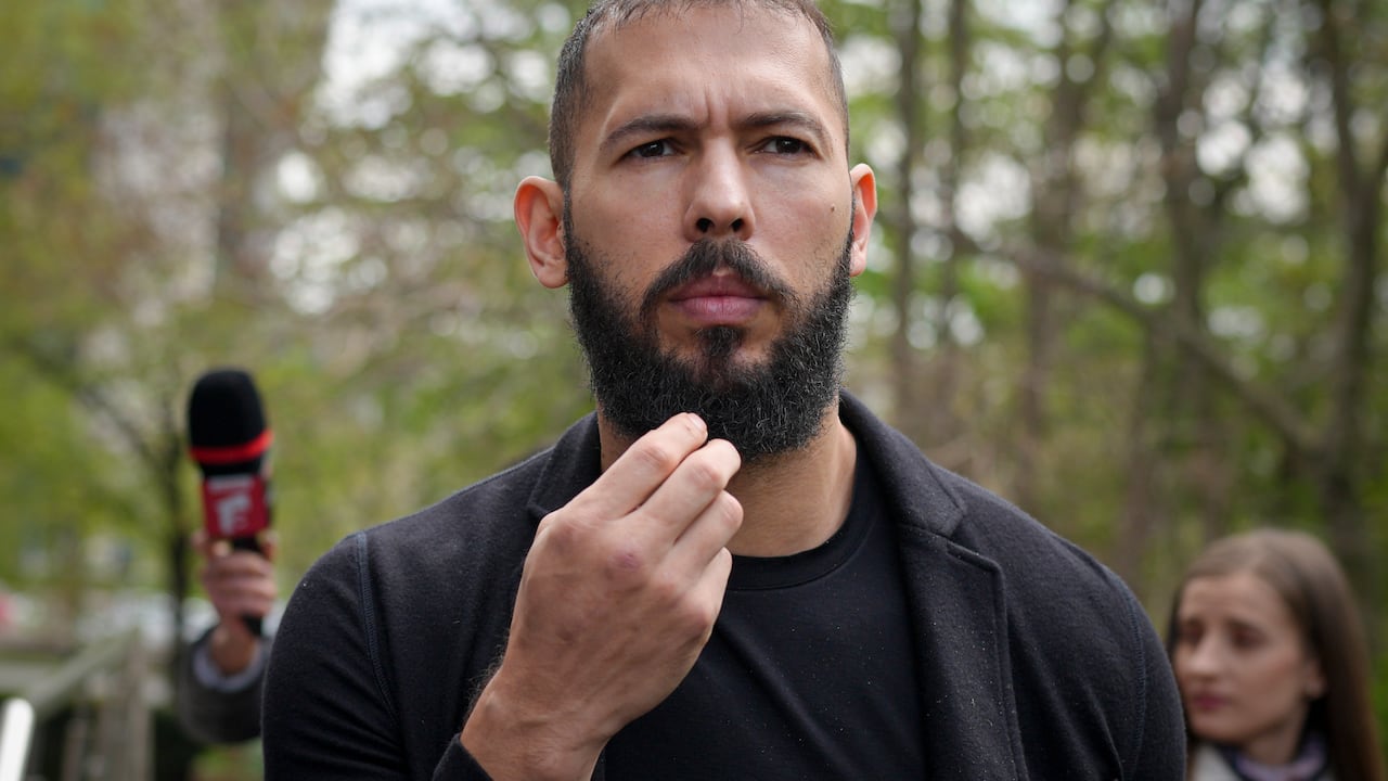 Andrew Tate, influences detenido en Rumania por acusaciones de delitos sexuales.